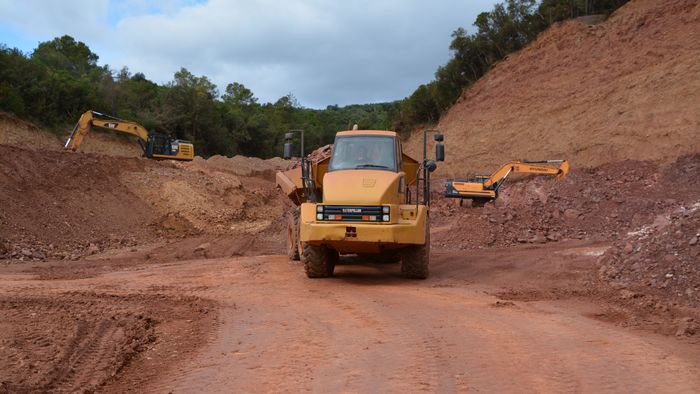 Une des deux mines françaises de Bauxite se situe à Pézènes-les-mines