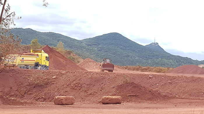 Une des deux mines françaises de Bauxite se situe à Pézènes-les-mines