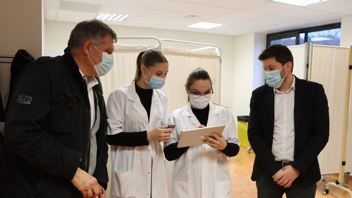 Du personnel d'accueil Grand Orb au centre de vaccination