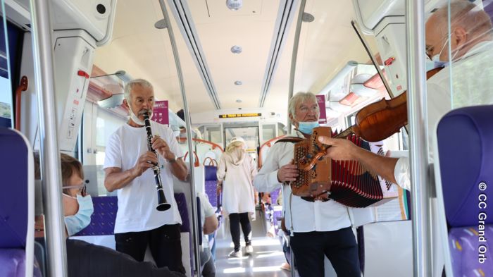Animation dans le train - © CC Grand Orb Le Train du Patrimoine a tenu toutes ses promesses