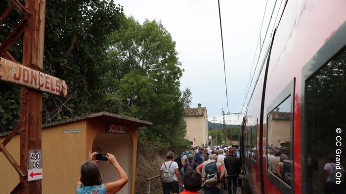 15h34 Arrivée historique en gare de Joncels - © CC Grand Orb Le Train du Patrimoine a tenu toutes ses promesses