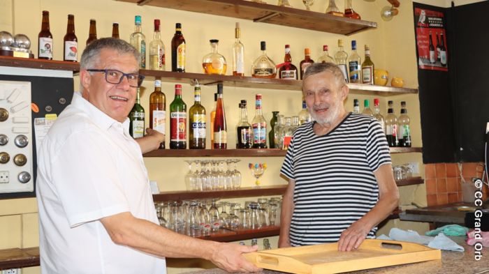 Pierre Mathieu et Mr Joucla - © CC Grand Orb Le Grand Café Joucla de Camplong a rouvert ses portes