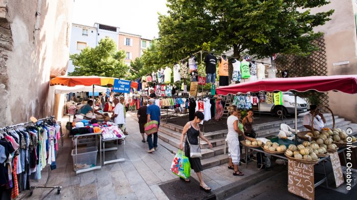 Marché traditionnel et puces