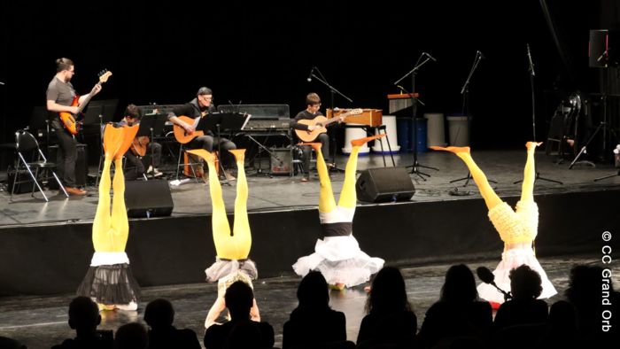 - © CC Grand Orb Musiciens et circassiens ont rendu hommage à la planète