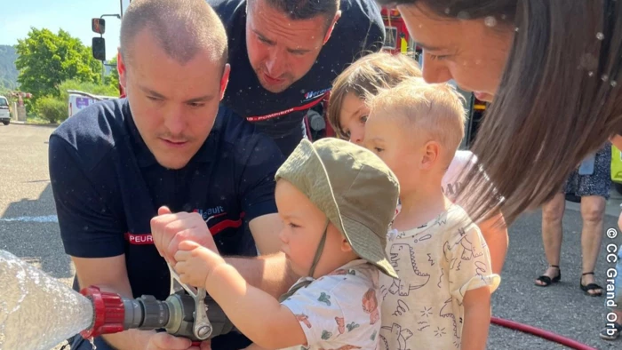 - © CC Grand Orb Les tout-petits découvrent la caserne des pompiers