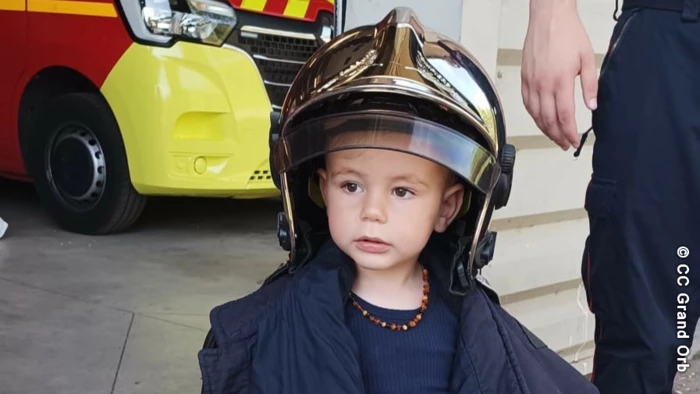 - © CC Grand Orb Les tout-petits découvrent la caserne des pompiers
