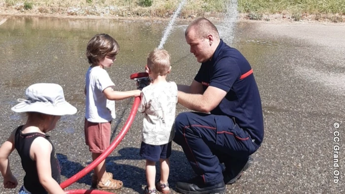 - © CC Grand Orb Les tout-petits découvrent la caserne des pompiers