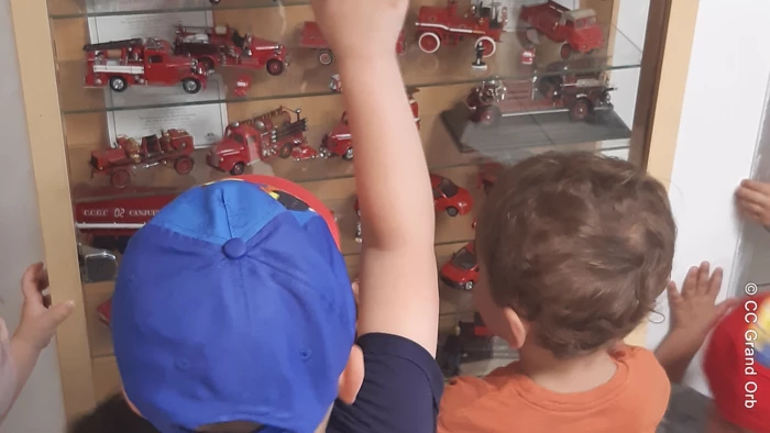 - © CC Grand Orb Les tout-petits découvrent la caserne des pompiers