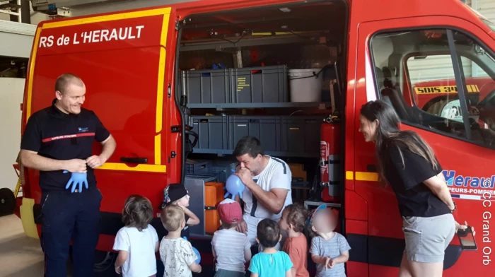 - © CC Grand Orb Les tout-petits découvrent la caserne des pompiers