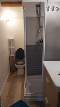 SDB avec wc étage chambres (douche + lavabo avec tiroirs de rangements) ©escalevoieverte@free.fr