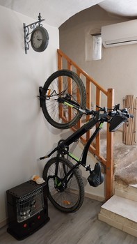 Espace vélo prévu avec crochets (2 vélos) ©lescalevoieverte5