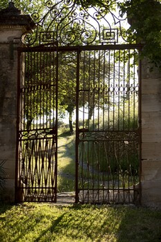 Porche cour Hameau de Pouzes ©DE CLOCK Sophie 