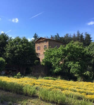 A l'ombre terrasse nord Hameau de Pouzes ©de Clock Sophie