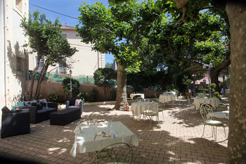 Terrasse basse ©Hôtel des thermes - terrasse basse